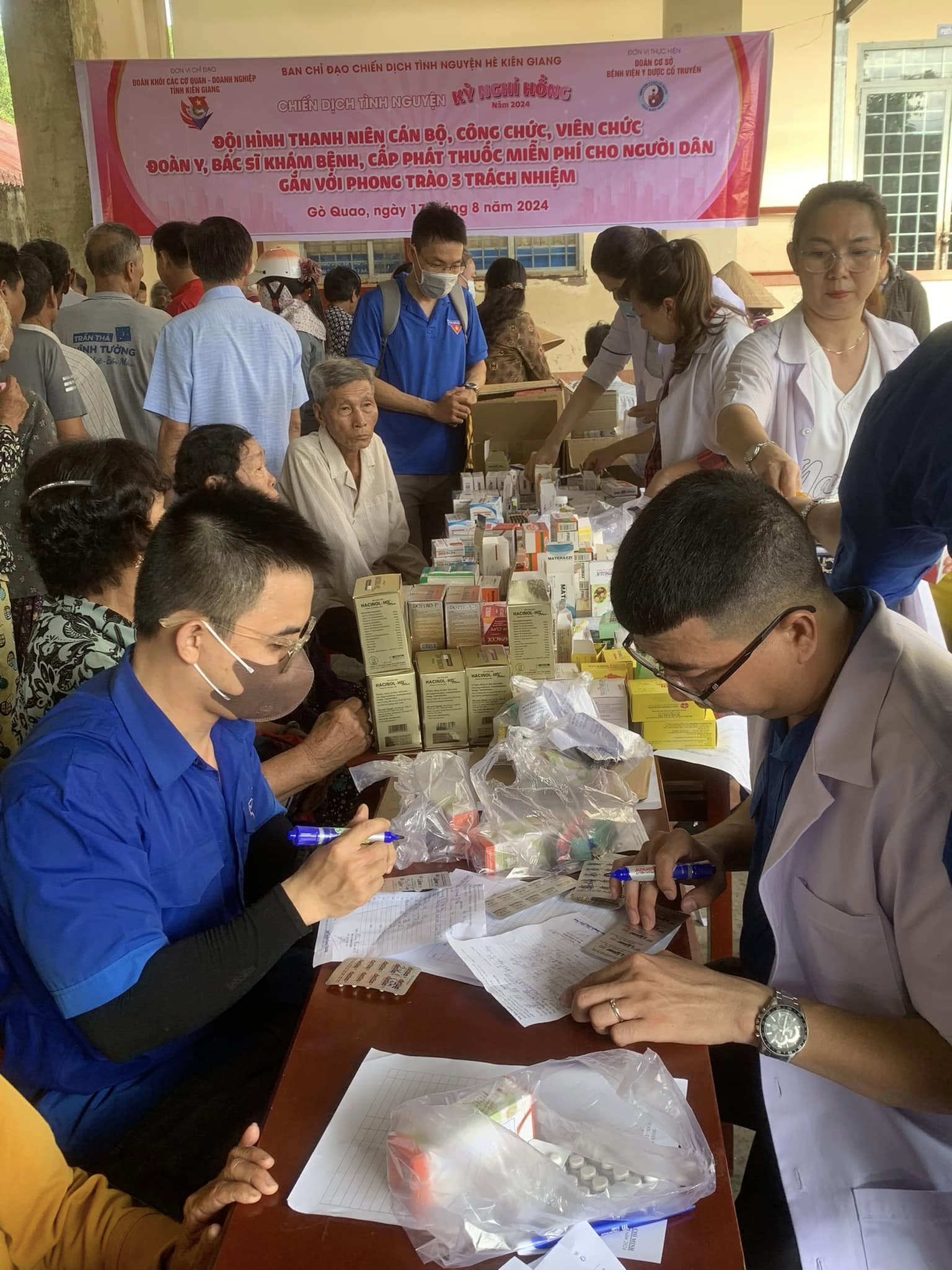 Cấp phát thuốc miễn phí cho bà con trên địa bàn với gần 200 cơ số thuốc được cấp phát cho bà con
