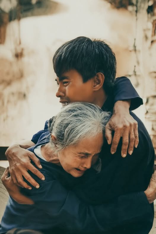 Bức ảnh này được chụp vào ngày 6/5/1975, ghi lại khoảnh khắc chiến sĩ tình báo Lê Văn Thức trở về đất liền (trong đoàn 35 chiến sĩ tử tù từ Côn Đảo).