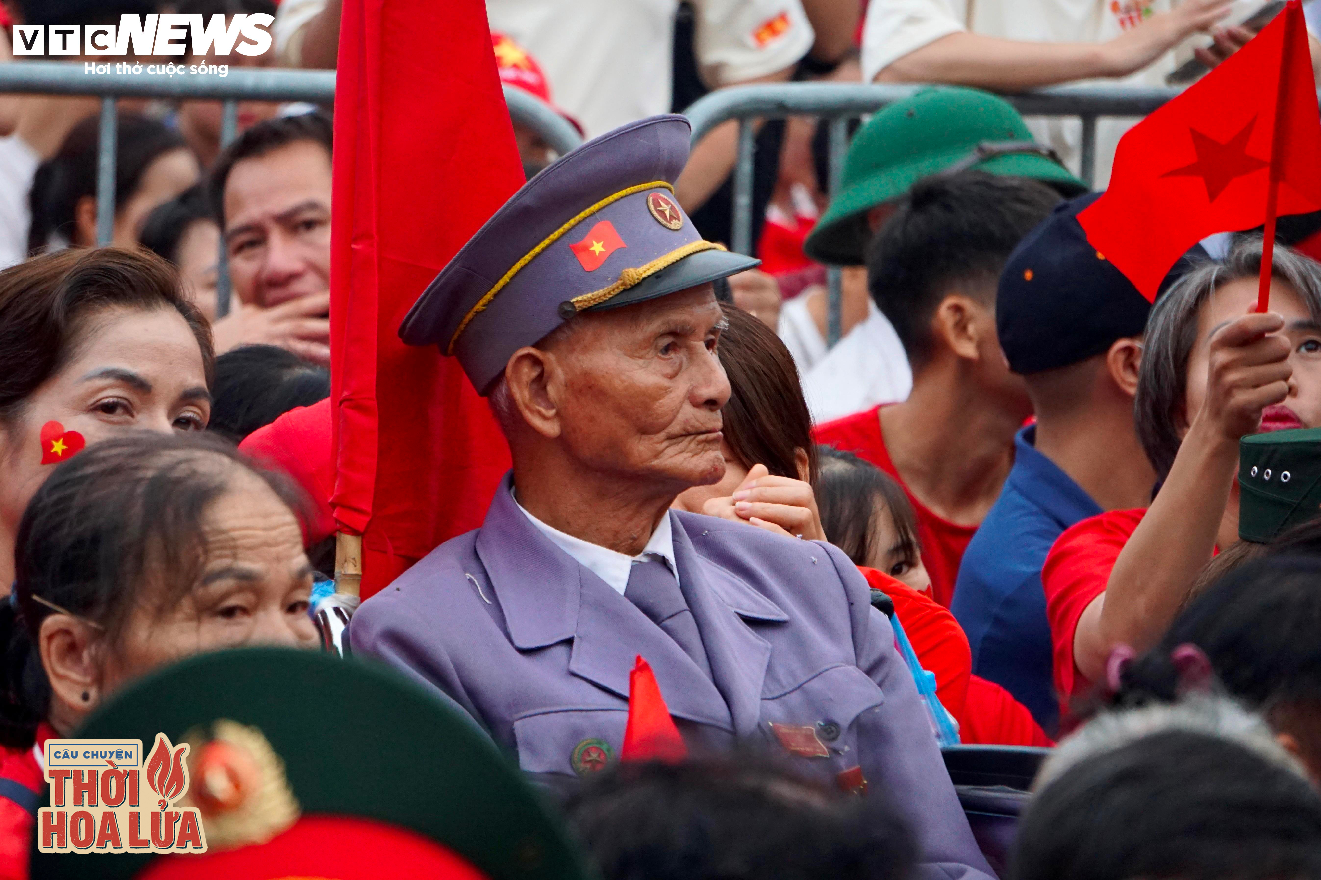 Người lính già đi qua hai cuộc kháng chiến và ánh mắt sâu lắng giữa Ba Đình