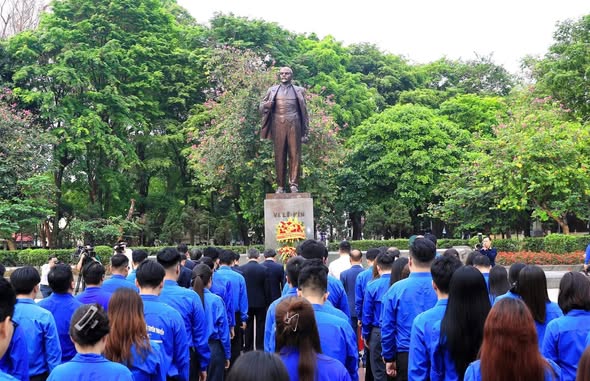Lãnh đạo và tuổi trẻ Thủ đô dâng hoa kỷ niệm 156 năm Ngày sinh V.I.Lênin