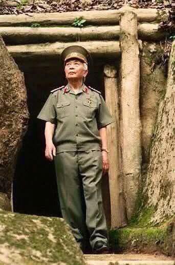 ĐẠI TƯỚNG VÕ NGUYÊN GIÁP THĂM LẠI CĂN HẦM - NƠI ÔNG TỪNG SỐNG VÀ LÀM VIỆC TRONG CHIẾN DỊCH LỊCH SỬ ĐIỆN BIÊN PHỦ - 1994 !