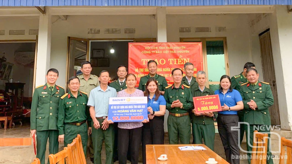 Đôi tay nuôi dưỡng những mầm xanh của đất nước