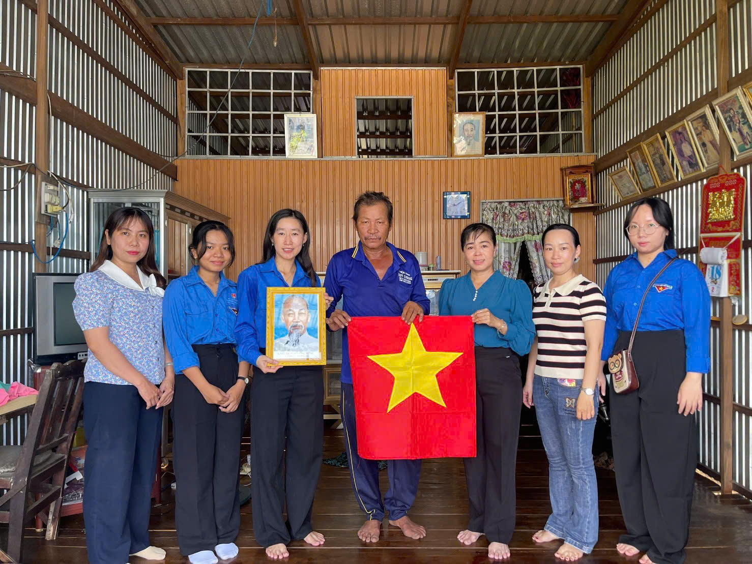 TUỔI TRẺ XÃ KHÁNH BÌNH -  HỘI LHPN XÃ KHÁNH BÌNH TRAO TẶNG ẢNH BÁC HỒ VÀ CỜ TỔ QUỐC CHÀO MỪNG KỶ NIỆM 136 NĂM NGÀY SINH CHỦ TỊCH HỒ CHÍ MINH