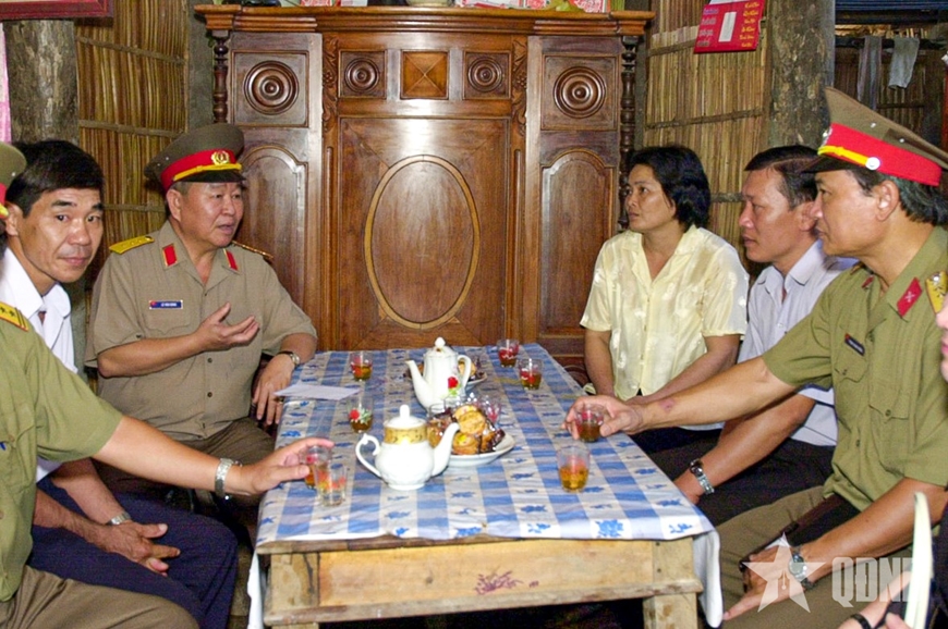  Người con quê hương Đồng Khởi