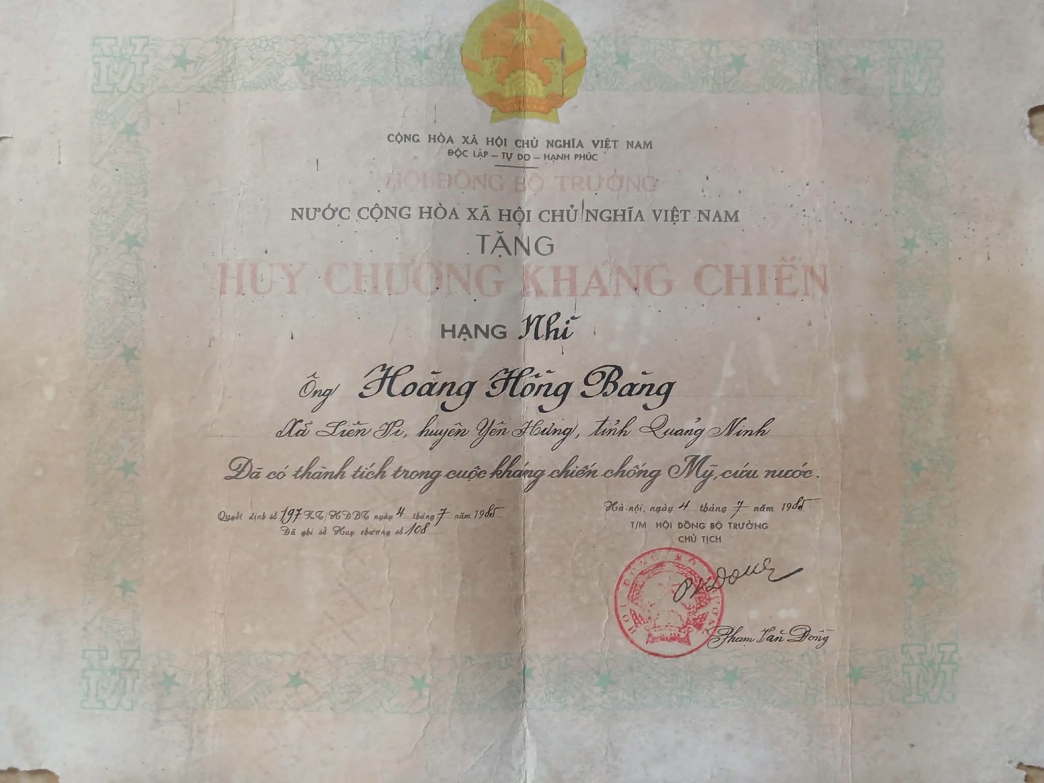 Hoàng Tùng Bưu-Bằng tặng Huy chương Kháng chiến hạng Nhì của Ông Hoàng Hồng Bàng