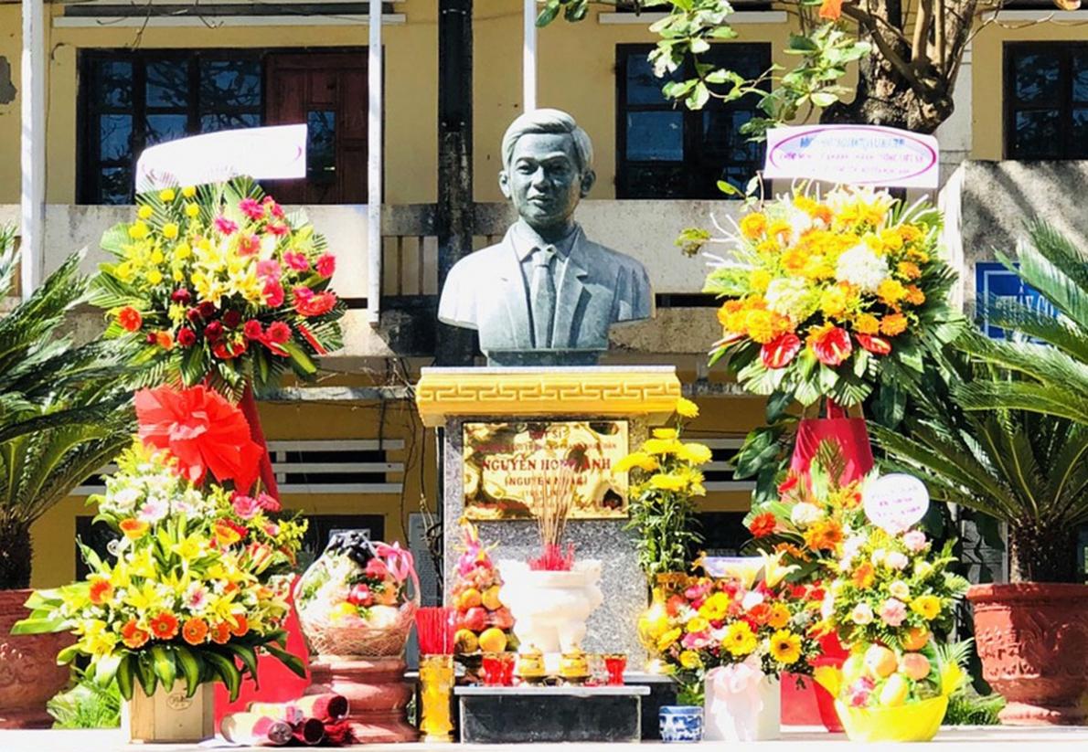 “Nguyễn Hồng Ánh, người con Đà Nẵng, như ngọn gió biển hoá thành ý chí thép, thắp lên ánh lửa kiêu hùng giữa những mùa bão lửa quê hương.”