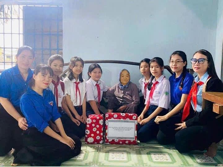 NHỚ MÃI MỘT THỜI HOA LỬA: TỪ NGỌN LỬA NĂM XƯA ĐẾN NGỌN LỬA HÔM NAY. CÂU CHUYỆN VỀ BÀ – NGƯỜI GIỮ LỬA, TRUYỀN LỬA TRUYỀN THỐNG CÁCH MẠNG