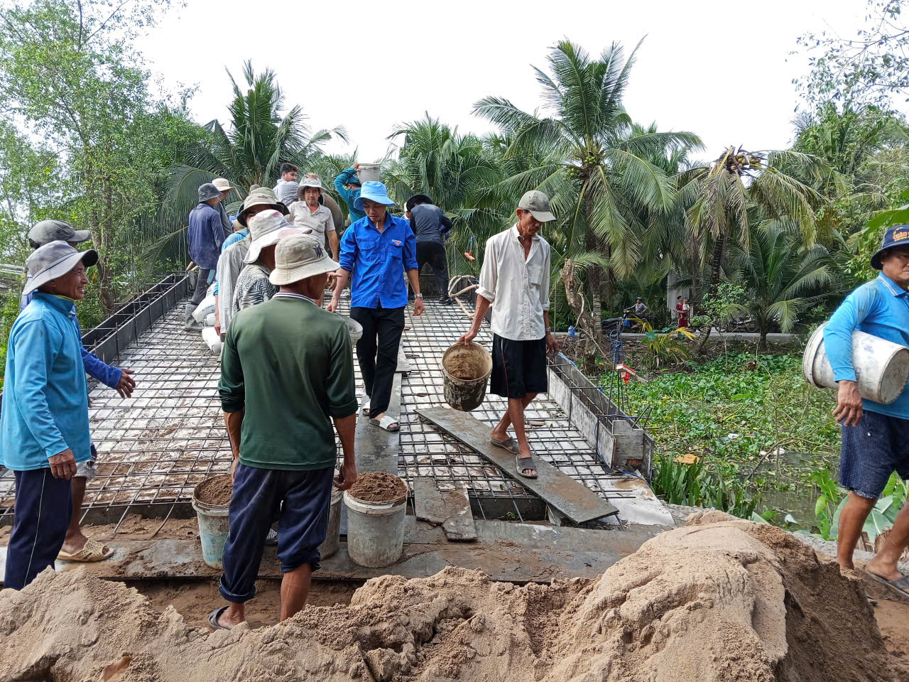 NHỮNG NGƯỜI CON ĐẠI NGÀN