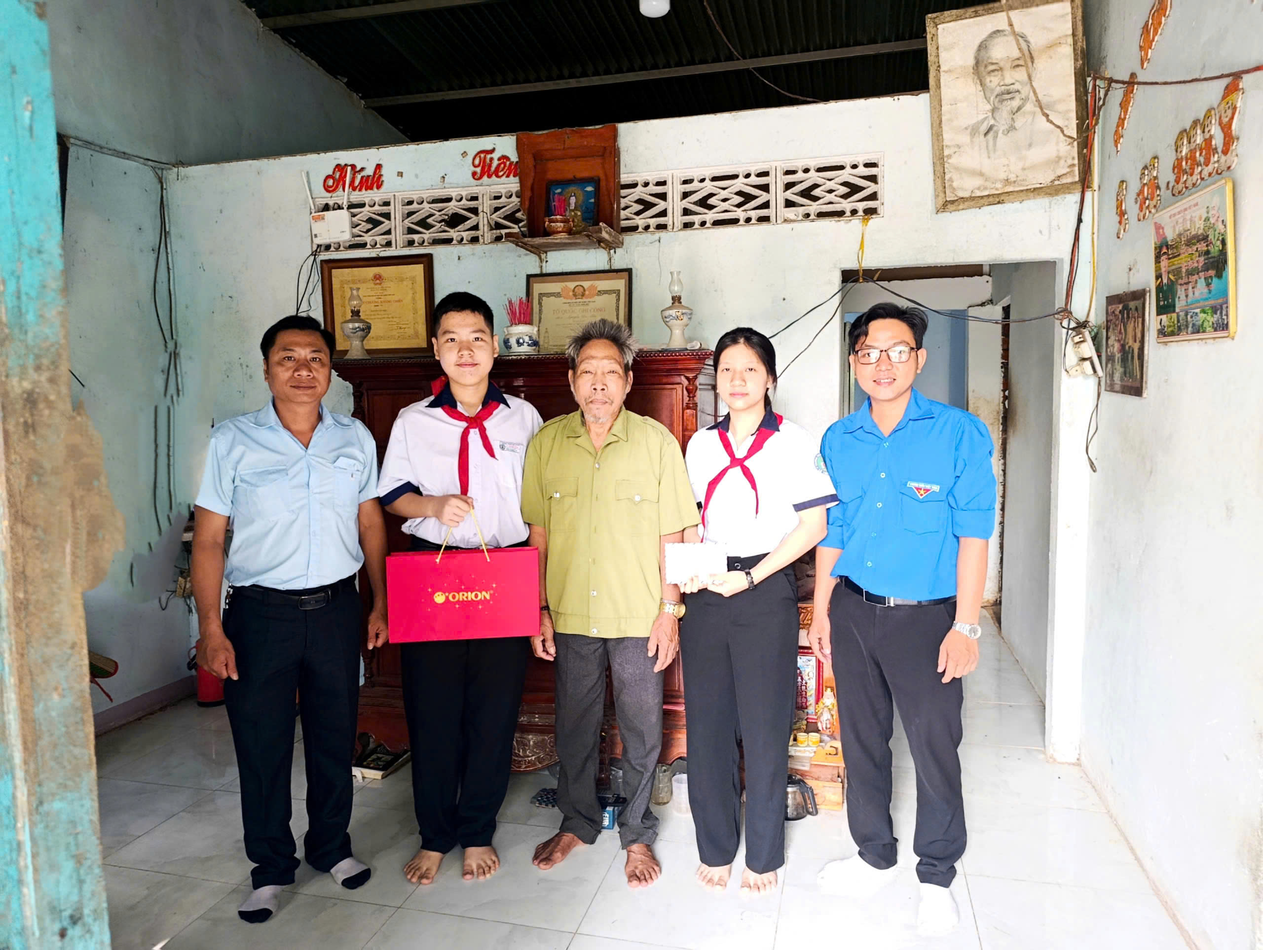 THÂN NHÂN THỜ CÚNG LIỆT SĨ – NGƯỜI GÌN GIỮ NGỌN LỬA TRI ÂN