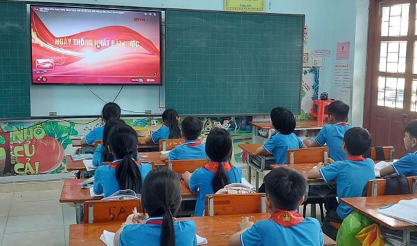 “ THỜI HOA LỬA QUA ÁNH MẮT TRẺ THƠ”