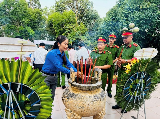 TÂN PHƯỚC 2: THẮP NẾN TRI ÂN – NHẮC NHỚ  MỘT THỜI HOA LỬA BẤT DIỆT 