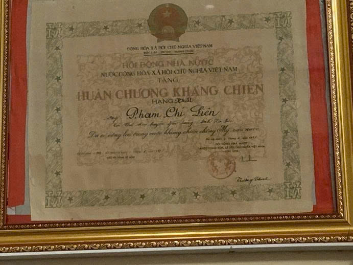 Ánh đèn bên chiến trận