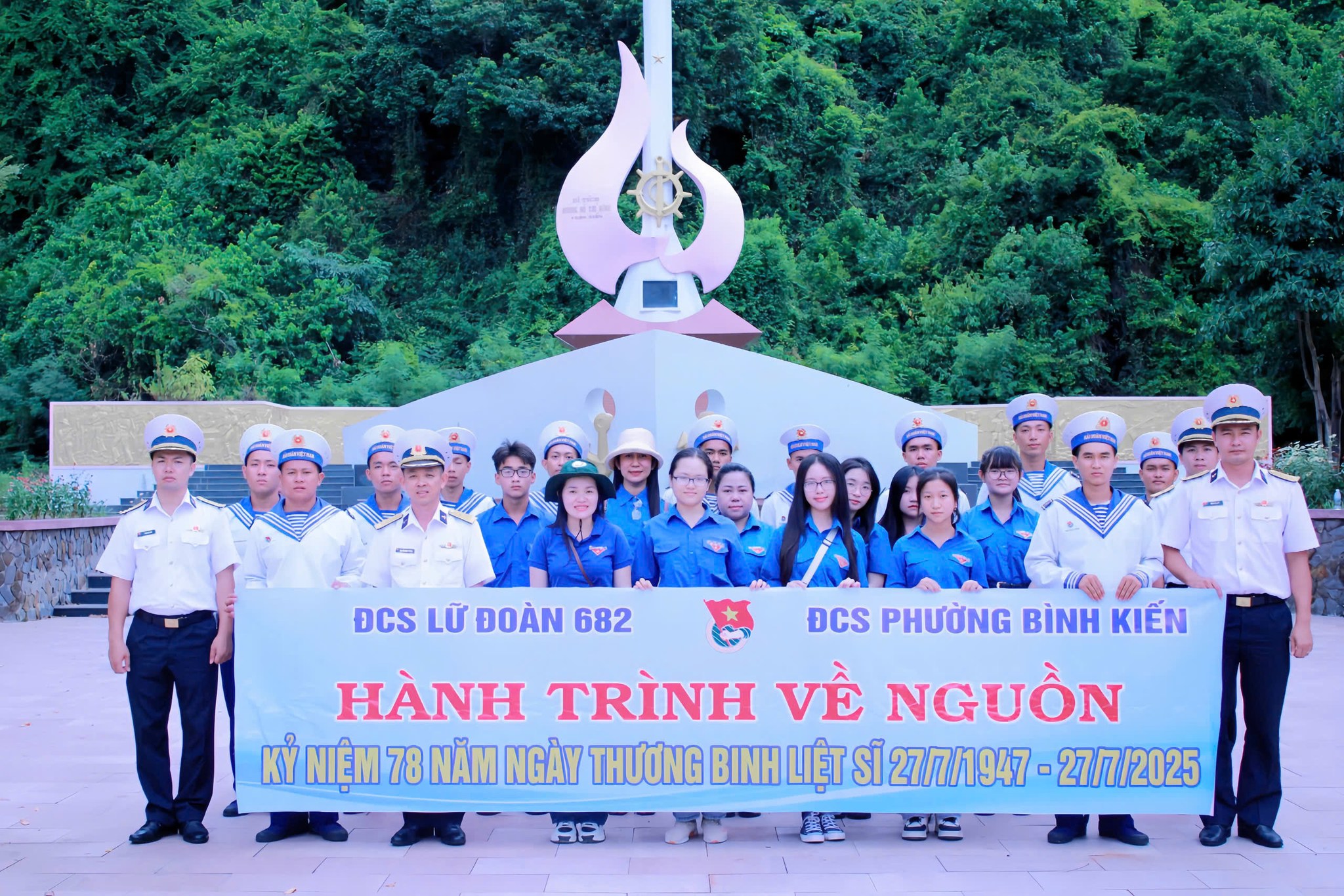 ĐOÀN PHƯỜNG BÌNH KIẾN PHỐI HỢP ĐOÀN CƠ SỞ LỮ ĐOÀN 682 TỔ CHỨC HOẠT ĐỘNG VỀ NGUỒN TẠI DI TÍCH TÀU KHÔNG SỐ VŨNG RÔ