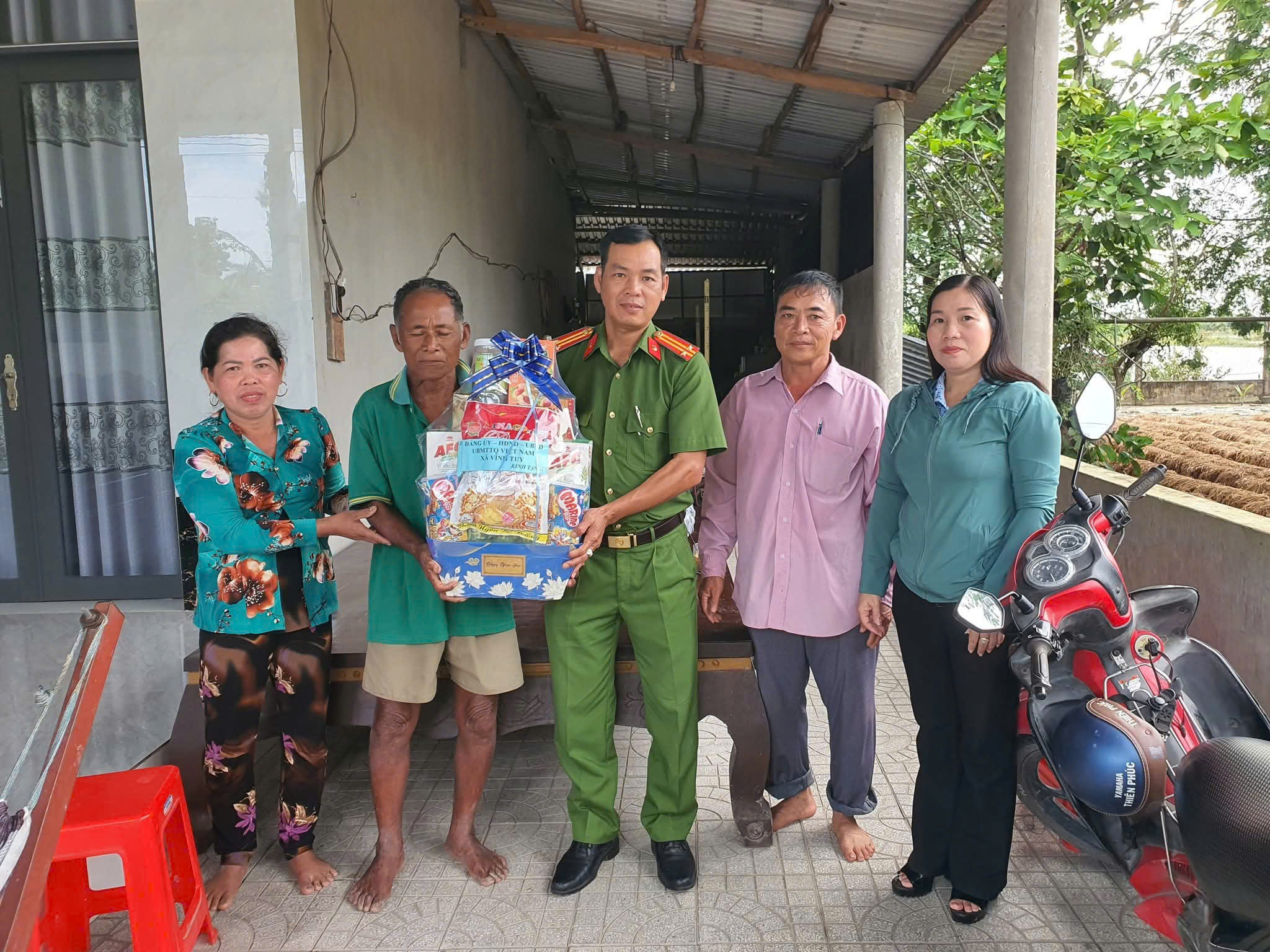 Đảng, chính quyền và Mặt trận xã Vĩnh Tuy thăm tặng quà gia đình chính sách Khmer nhân dịp lễ Sene Dolta