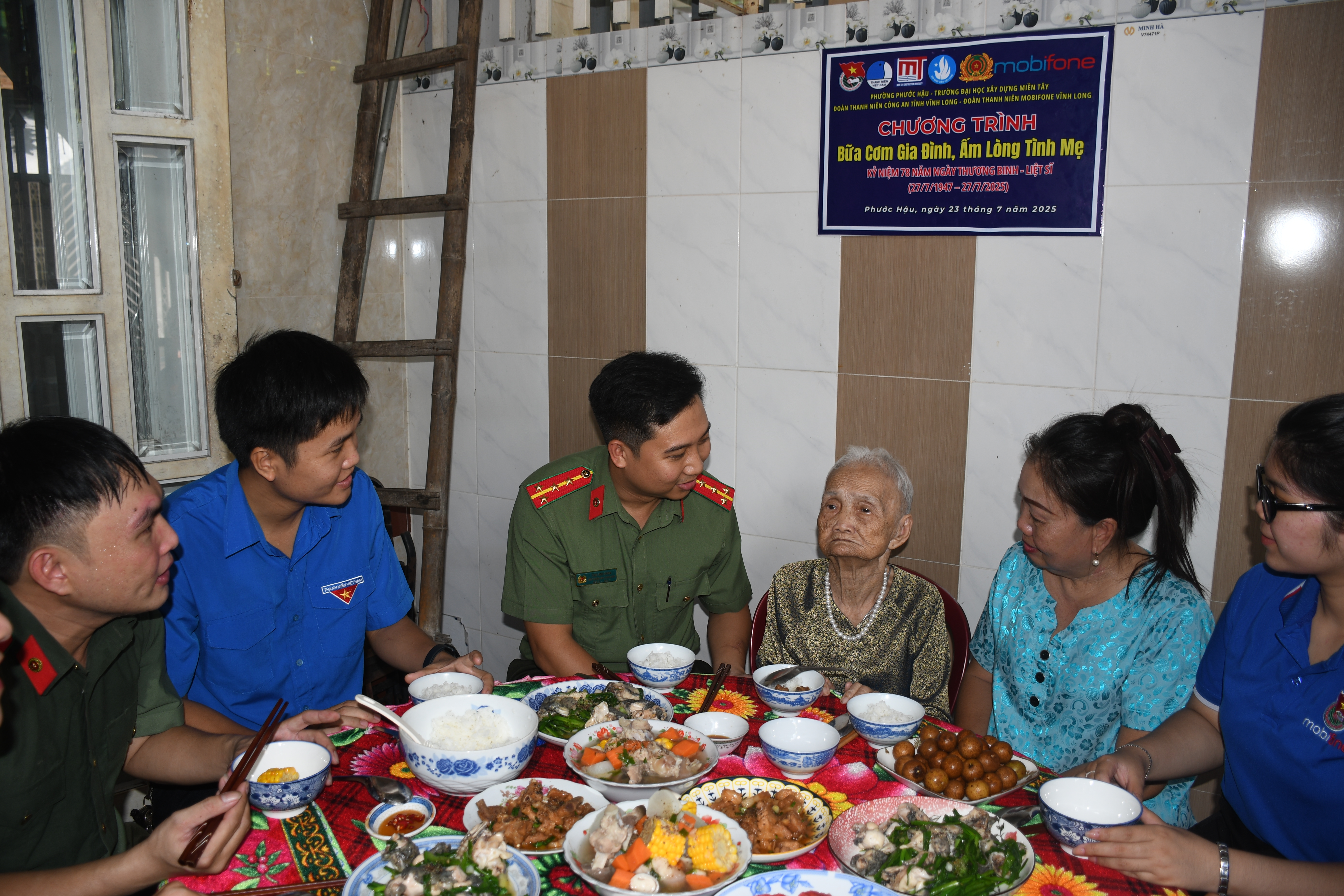 ẤM ÁP BỮA CƠM CÙNG MẸ VIỆT NAM ANH HÙNG – MAI THỊ ĐÉM