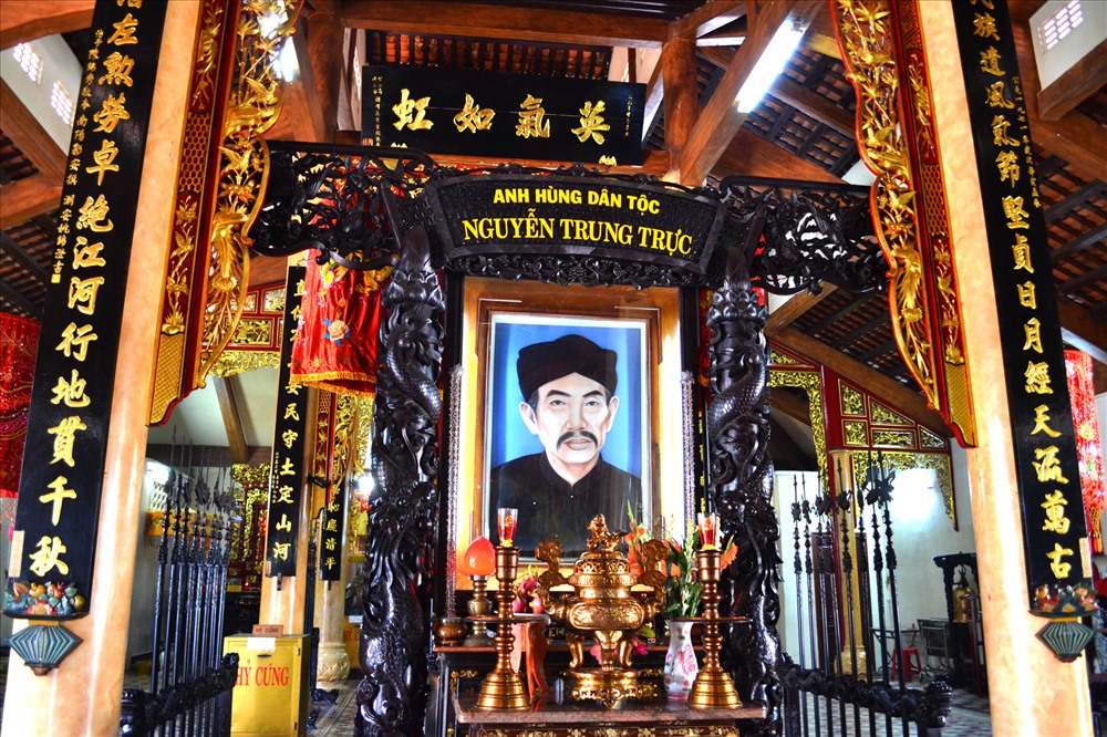 Nguyễn Trung Trực - đốt cháy tàu chiến L’Esperance của Pháp trên sông Nhật Tảo năm 1861