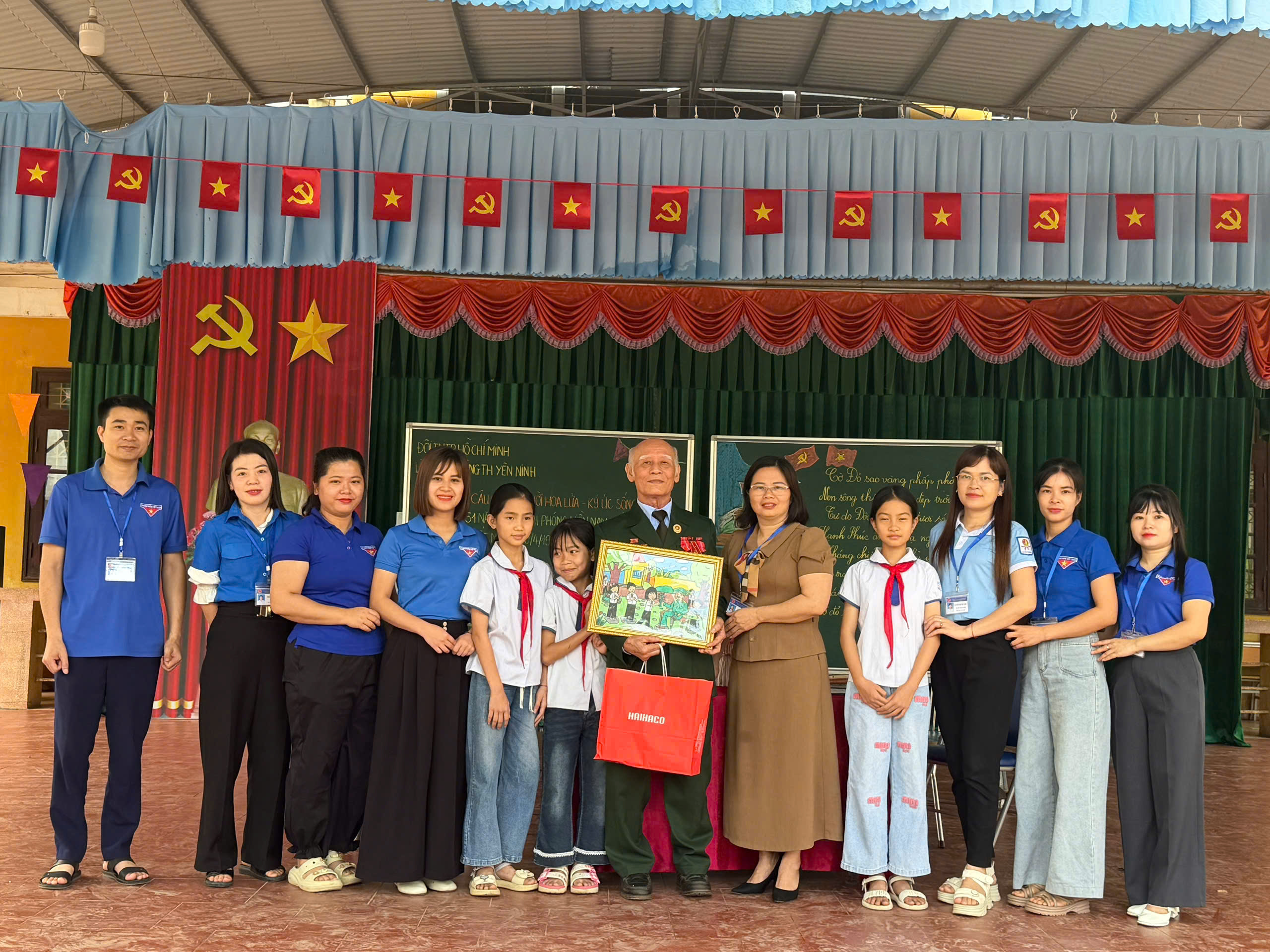CHI ĐOÀN TRƯỜNG TIỂU HỌC YÊN NINH- “MỘT THỜI HOA LỬA” – KHI LỊCH SỬ CHẠM VÀO TRÁI TIM THẾ HỆ TRẺ