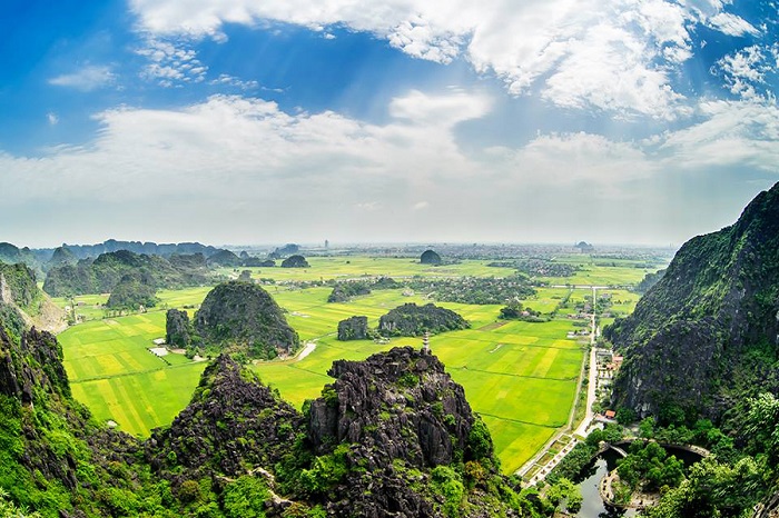 Bụi đất sau bước chân