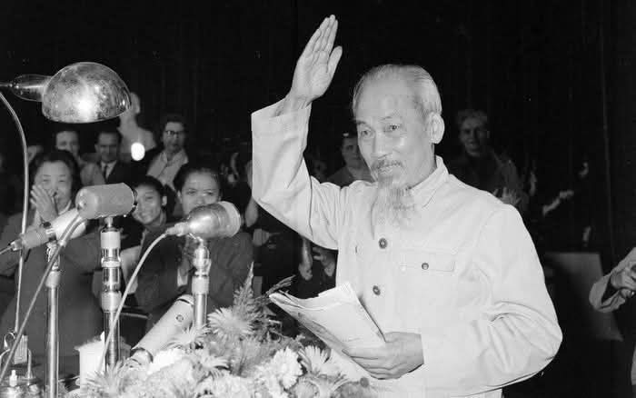 Tháng Năm nắng đỏ