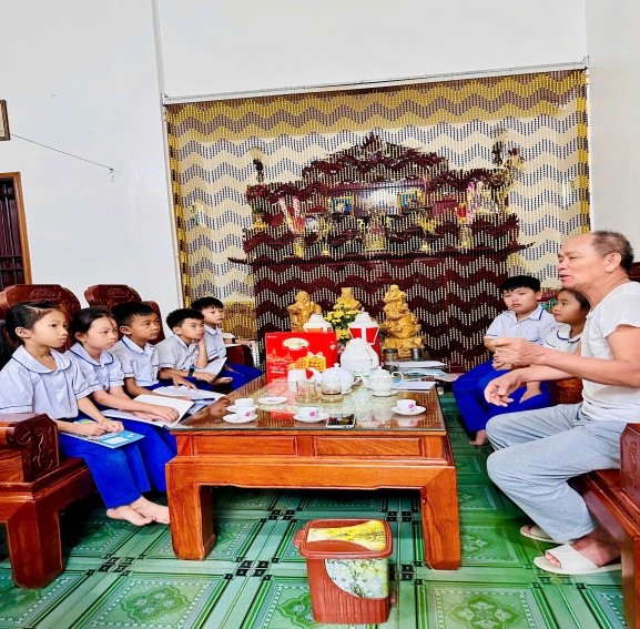 Hoàng Văn Nhân, sinh năm 1949 tại làng Quỳnh Đôi (cũ) nay là xã Quỳnh Anh, tỉnh Nghệ An. 