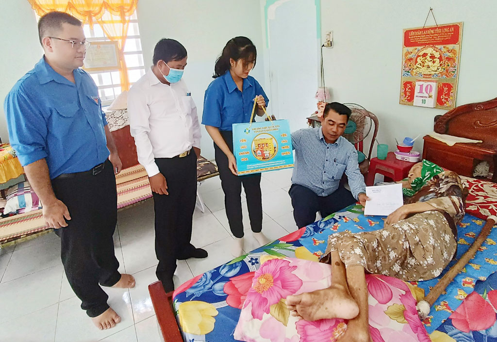 Đoàn Trường THPT Tức Tranh - Về thăm mẹ Việt Nam anh hùng Đào Thị Tư