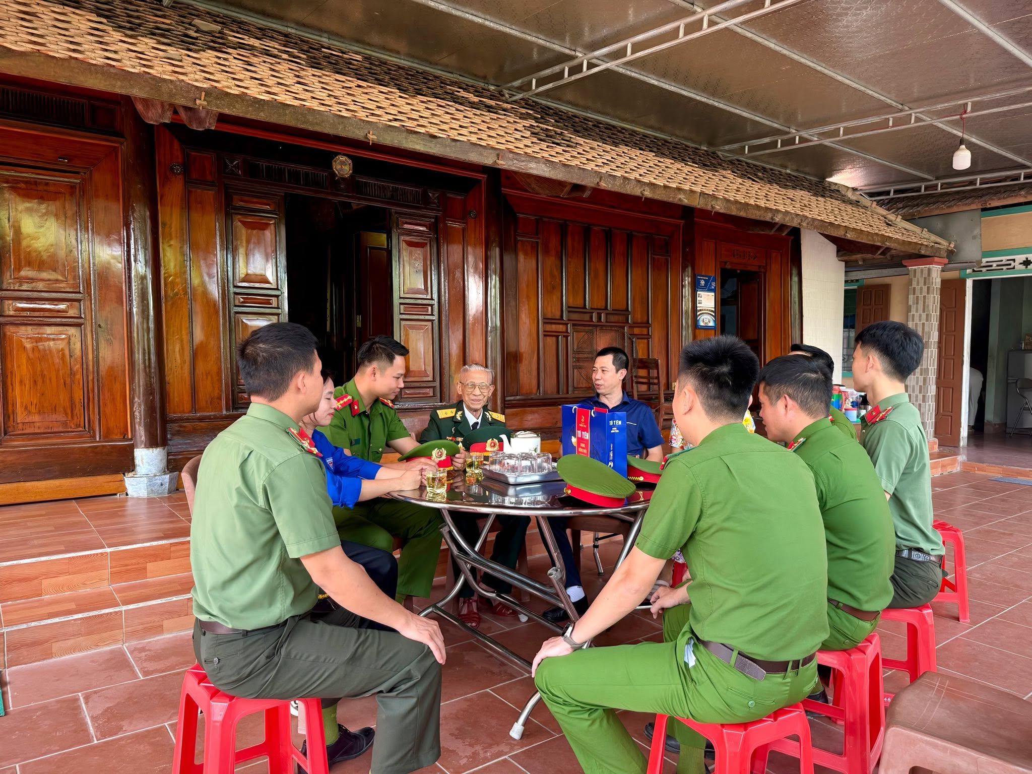 LẮNG NGHE KÝ ỨC NGƯỜI LÍNH - TIẾP NỐI TRUYỀN THỐNG, VỮNG BƯỚC TƯƠNG LAI