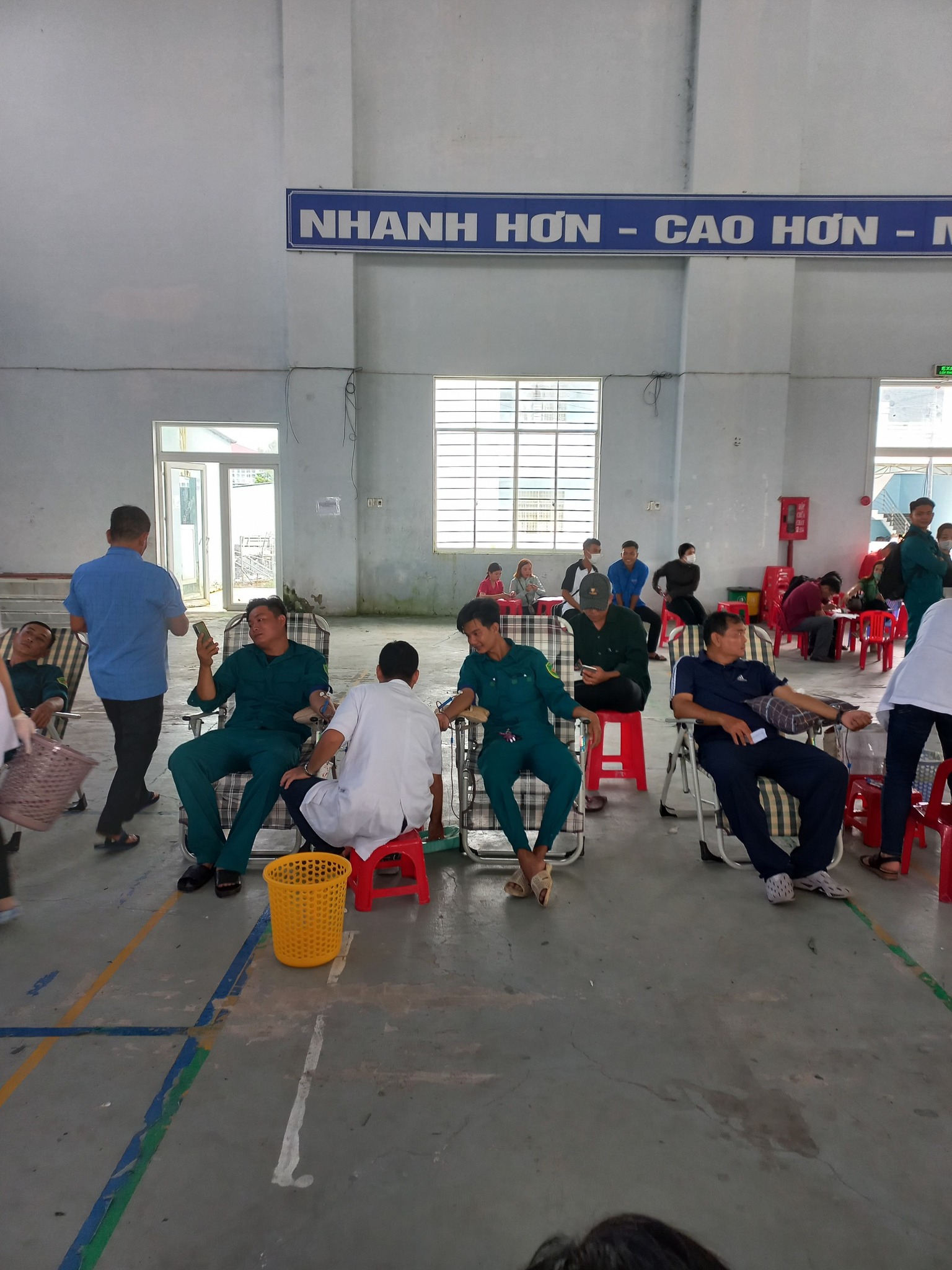  cán bộ, đoàn viên, thanh niên, và người dân tham gia hiến máu với mong muốn "Mỗi giọt máu cho đi, một cuộc đời ở lại".