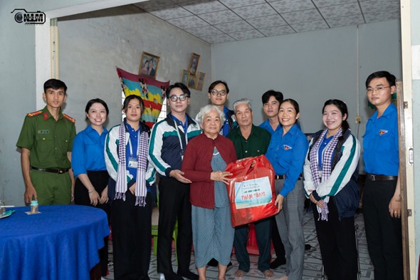TÂN PHƯỚC 2: UỐNG NƯỚC NHỚ NGUỒN – TRI ÂN NHỮNG NGƯỜI GIỮ NGỌN LỬA “THỜI HOA LỬA”