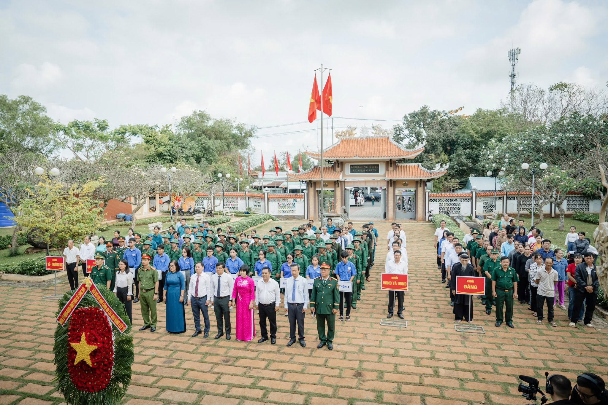 Thanh niên Long Sơn viếng Đền thờ Liệt sĩ xã.