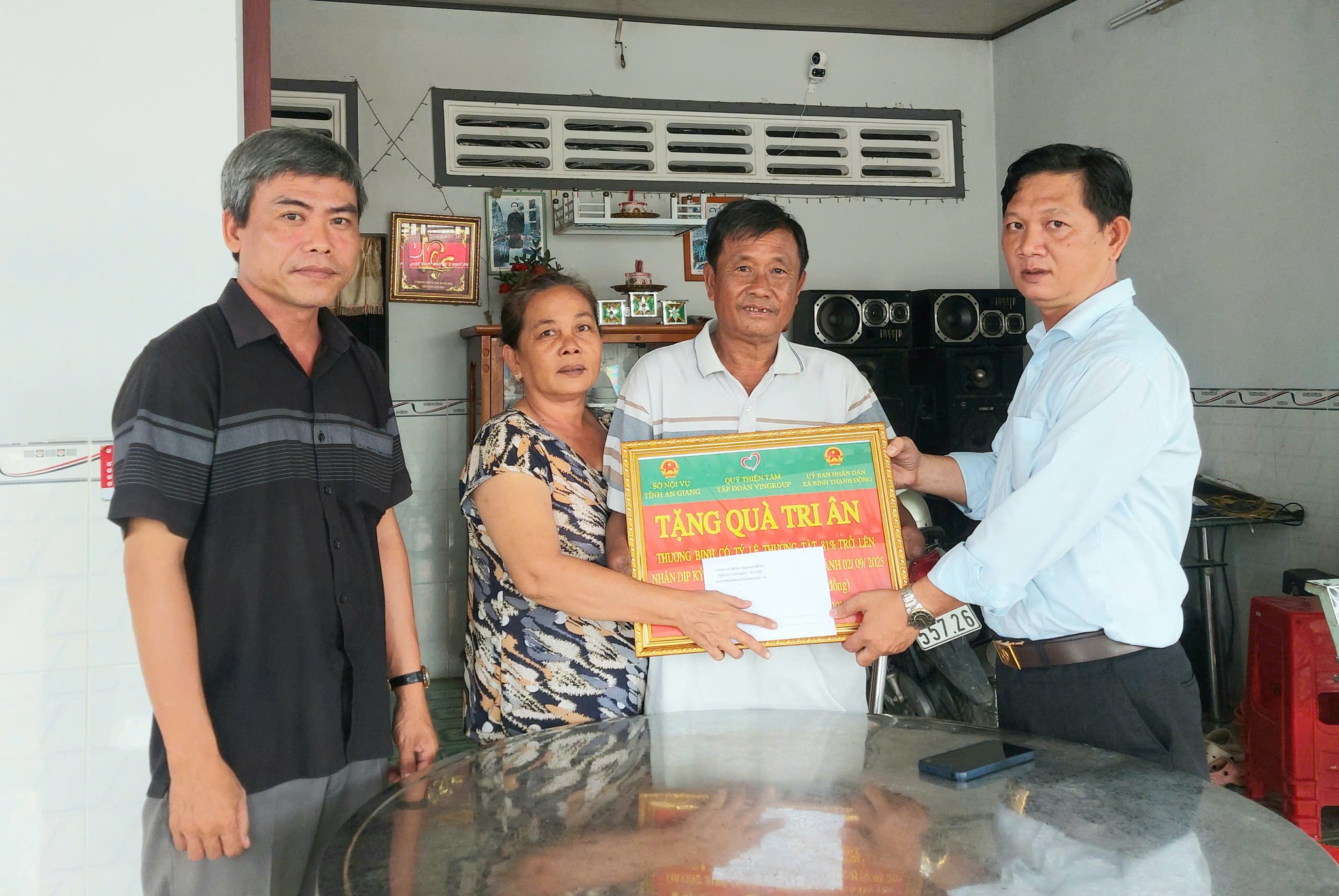 XÃ BÌNH THẠNH ĐÔNG ĐÔNG THĂM, TẶNG QUÀ  CHO CÁC GIA ĐÌNH THƯƠNG BINH NẶNG