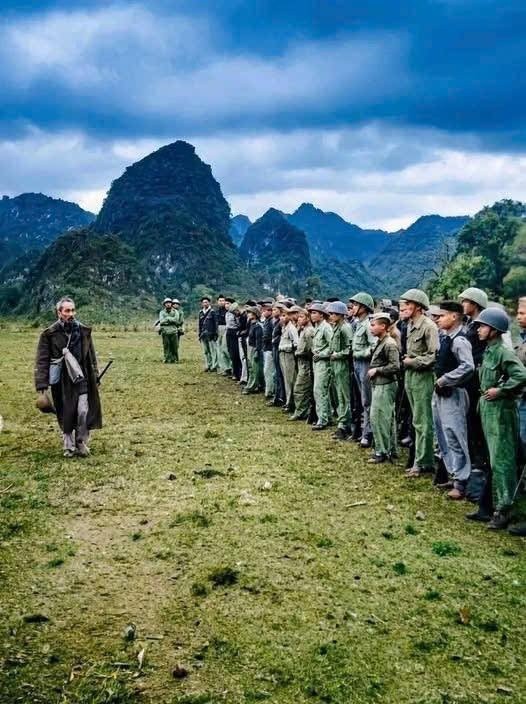 BÁC HỒ – ÁNH SÁNG GIỮA NON SÔNG