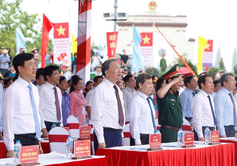 THIÊNG LIÊNG LỄ THƯỢNG CỜ "THỐNG NHẤT NON SÔNG" 
