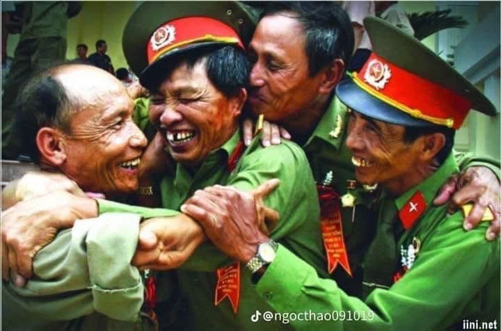 Nụ cười rạng rỡ của những người lính khi được gặp nhau