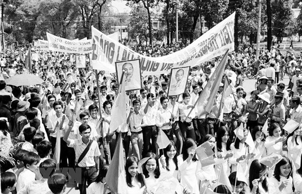 Ngày 15/5/1975: Ngày này trên toàn miền Nam đã diễn ra các cuộc mít tinh, diễu hành mừng chiến thắng. 