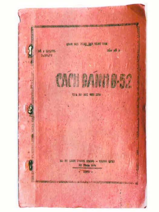 Cẩm nang bìa đỏ “CÁCH ĐÁNH B-52 CỦA BỘ ĐỘI TÊN LỬA” khiến không ít Pháo đài bay RƠI