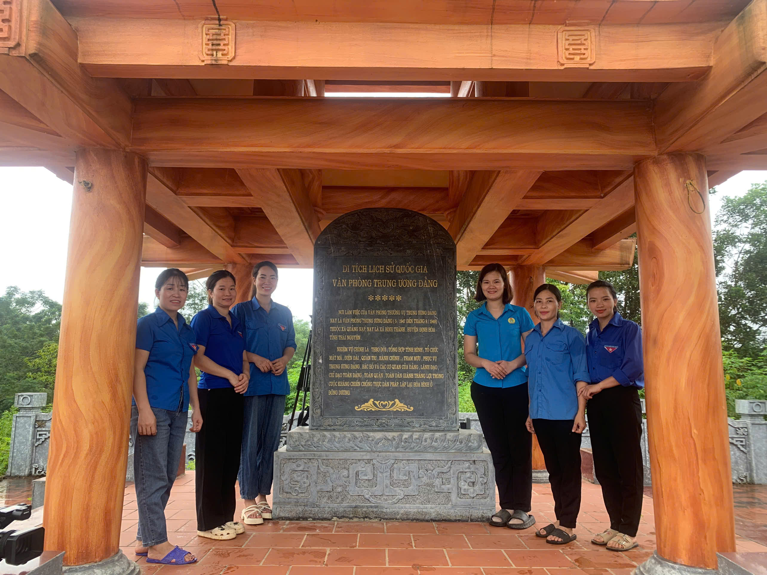 CHI ĐOÀN THANH NIÊN TRƯỜNG THCS BÌNH THÀNH THAM GIA TỔNG VỆ SINH, CHĂM SÓC VÀ TRI ÂN TẠI CÁC ĐỊA CHỈ ĐỎ “ DI TÍCH LỊCH SỬ QUỐC GIA VĂN PHÒNG TRUNG ƯƠNG ĐẢNG” TRÊN ĐỊA BÀN XÃ BÌNH THÀNH