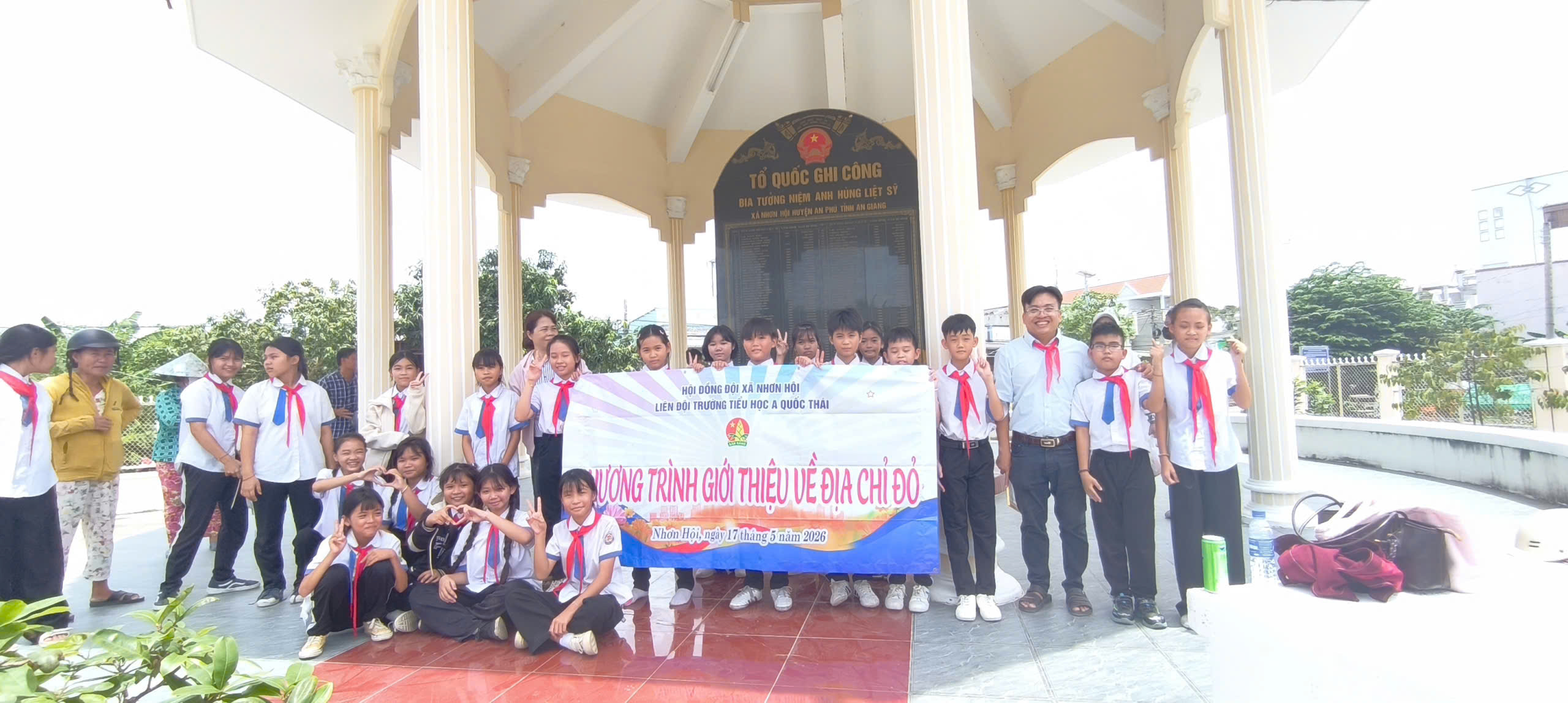 Liên đội trường tiểu học A Quốc Thái viếng nhà bia ghi danh liệt sĩ xã