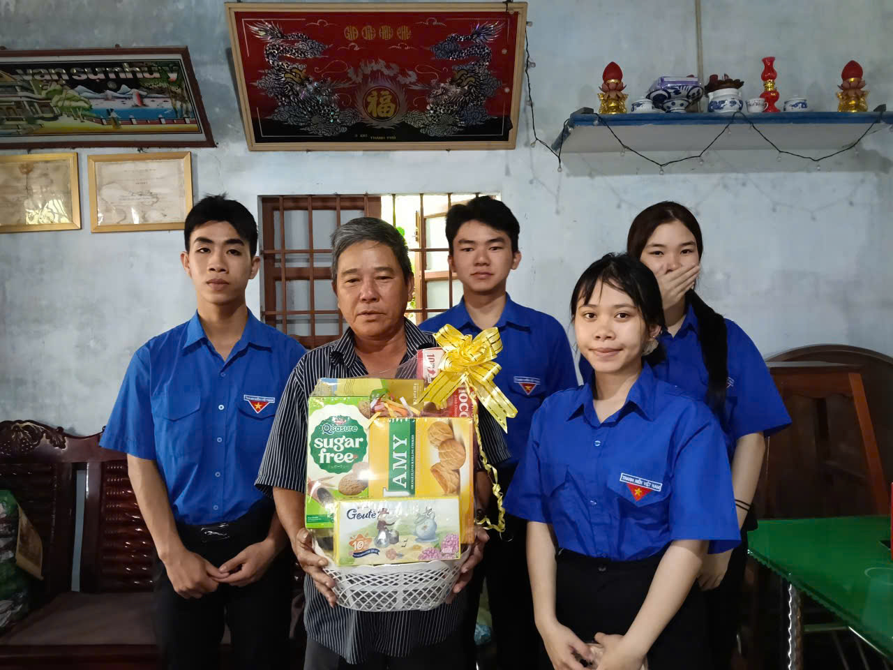 ĐỂ TỎ LÒNG BIẾT ƠN SÂU SẮC ĐỐI VỚI NHỮNG NGƯỜI  ĐÃ CỐNG HIẾN TUỔI THANH XUÂN ĐỂ BẢO VỆ QUÊ HƯƠNG ĐẤT NƯỚC