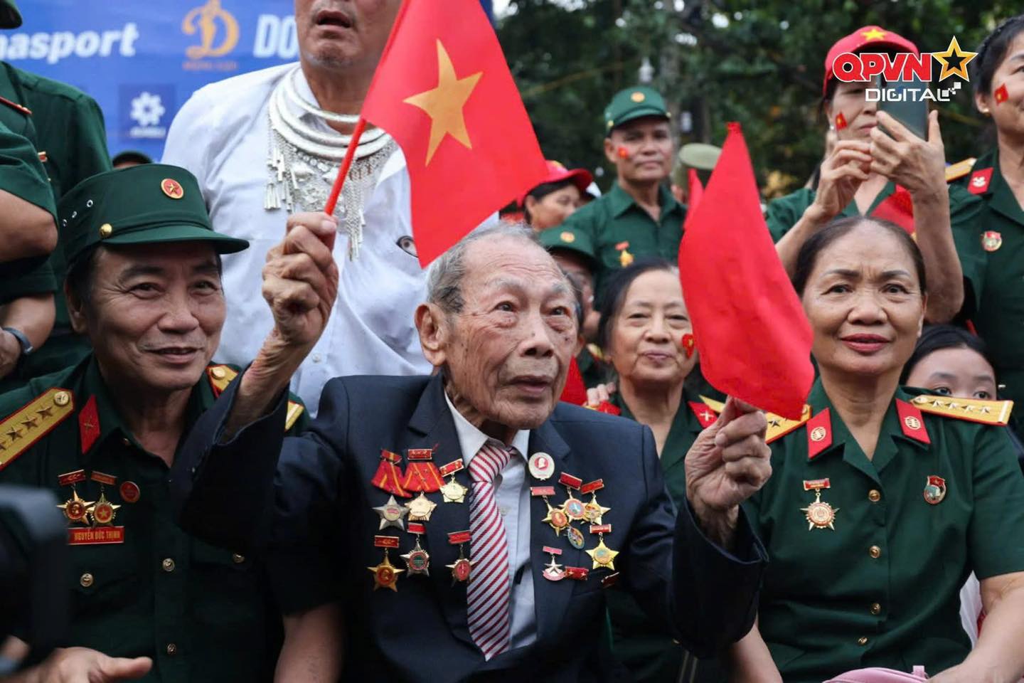 Người cựu chiến binh nay đã 98 tuổi, cụ đã đến với Lễ tổng duyệt từ rất sớm, các y, bác sĩ đã có mặt để hỗ trợ và kiểm tra sức khoẻ cho cụ