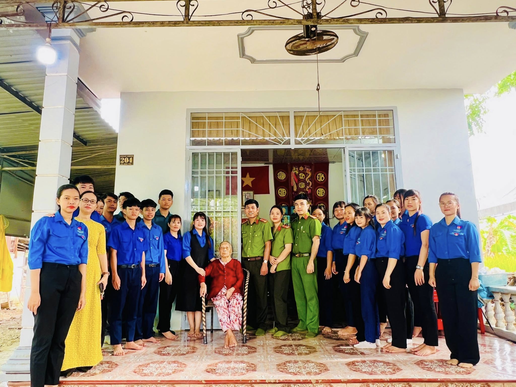 Tuổi trẻ Xuân Phú thăm hỏi, động viên Mẹ Việt Nam Anh hùng nhân dịp kỷ niệm 51 năm Ngày Giải phóng miền Nam, thống nhất đất nước (30/4/1975 – 30/4/2026) (1)