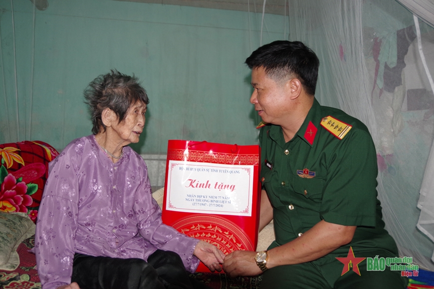 Bộ CHQS tỉnh Tuyên Quang: Thăm, tặng quà các Bà mẹ Việt Nam Anh hùng và gia đình chính sách