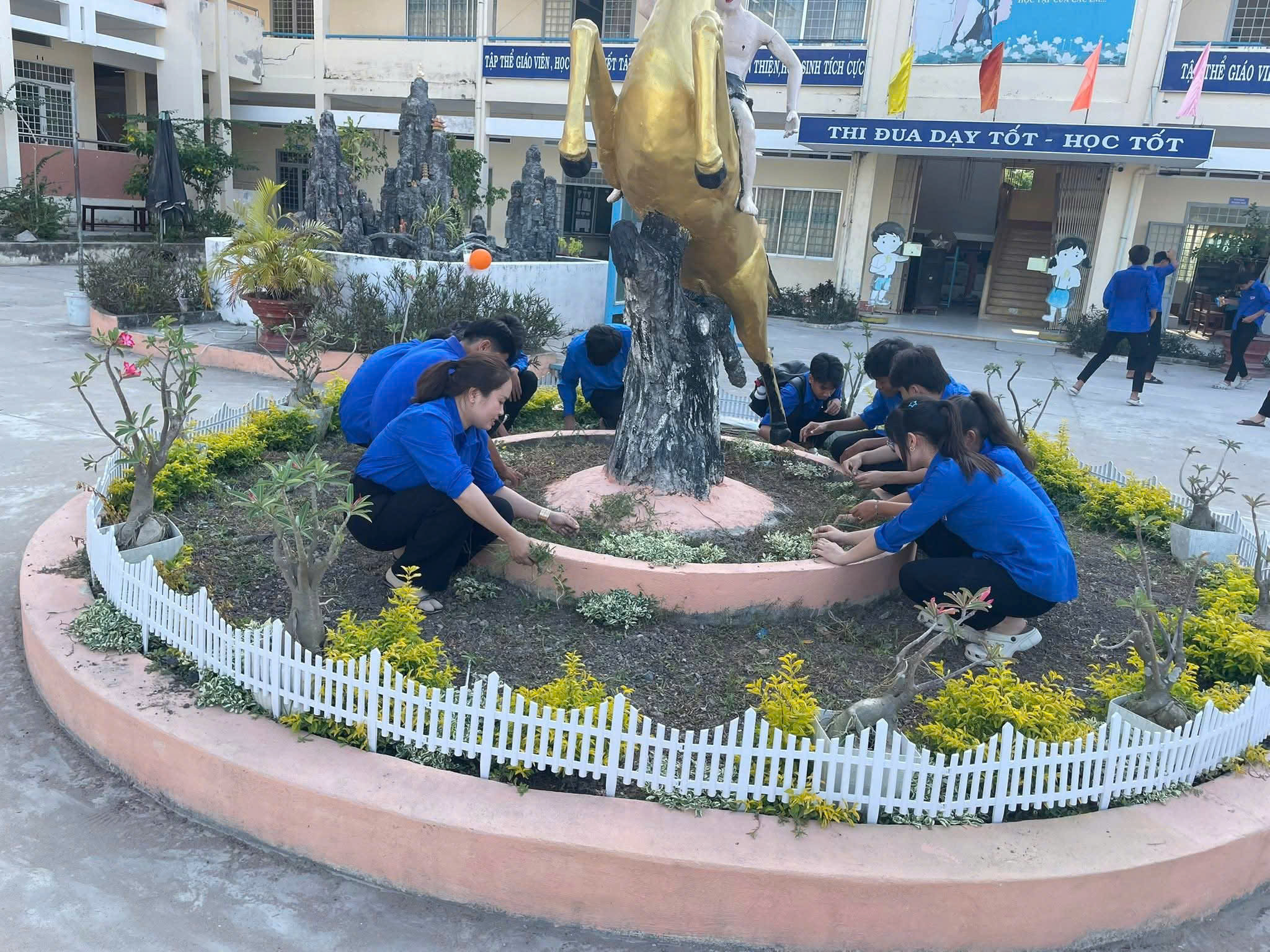 HÀNG RÀO BÁNH XE CÔNG VIÊN CỔNG TRƯỜNG VÀ KHUÔN VIÊN TƯỢNG THÁNH GIÓNG “ TẠI CHI ĐOÀN TRƯỜNG THCS VĨNH TUY"