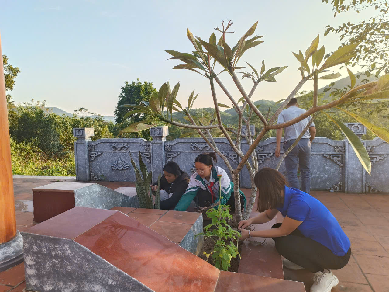 ĐOÀN VIÊN TRƯỜNG THCS BÌNH THÀNH THAM GIA CHĂM SÓC DI TÍCH LỊCH SỬ TỈNH THÁI NGUYÊN